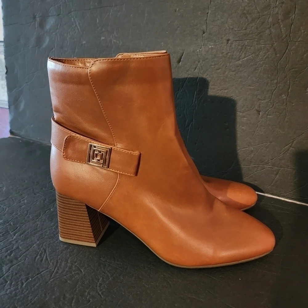 Liz Claiborne Womens Maycen Stacked Heel Booties  Size 9 M NEW (FLAW)